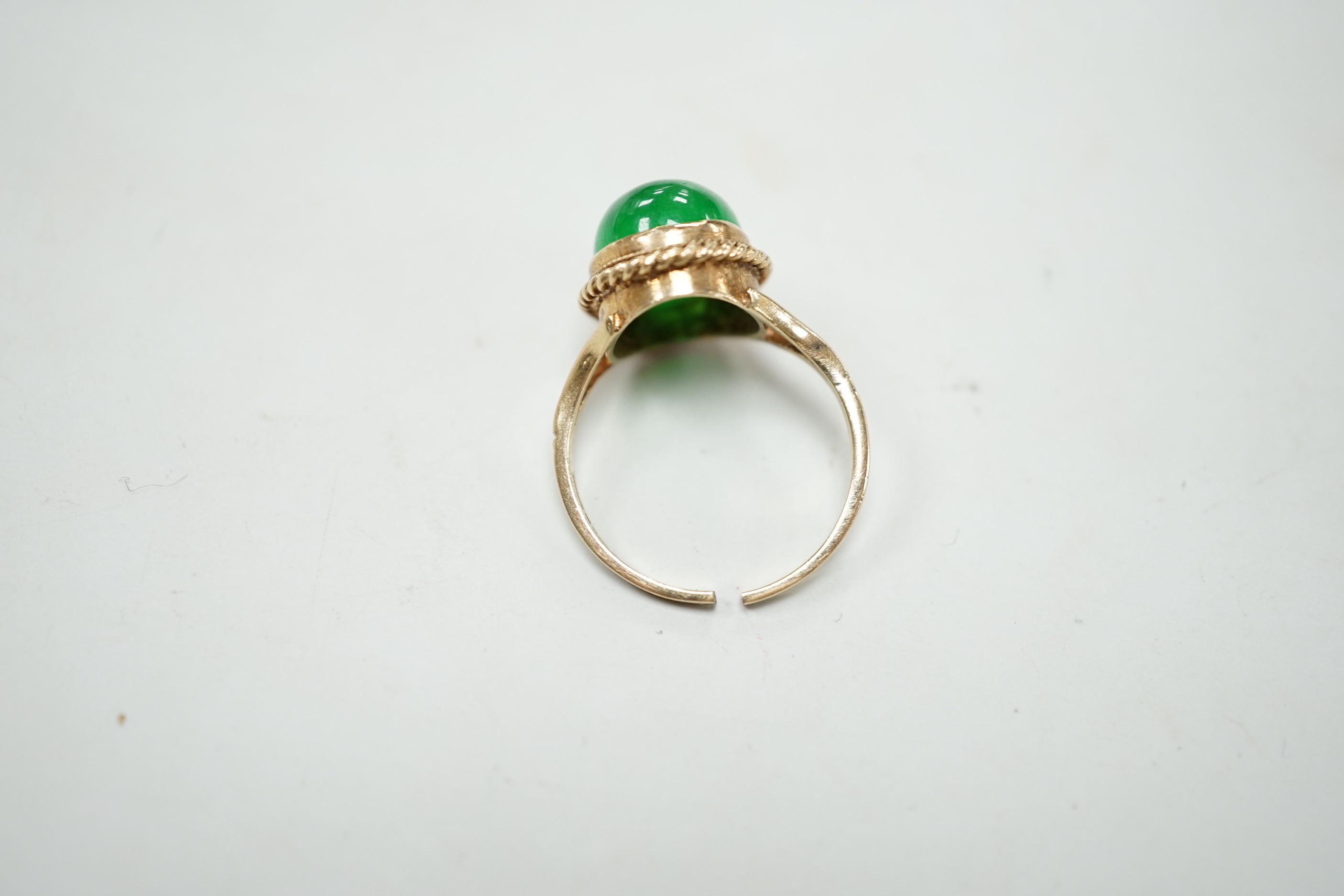 A 9ct gold and cabochon jade set oval ring (shank cut), gross weight 4.3 grams.